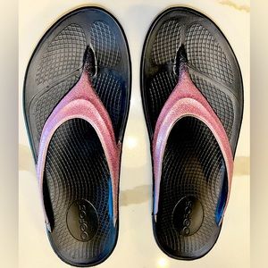 OOFOS - “OOLALA” FLIP FLOPS!! RARE PINK GLITTER - SIZE 8 - BRAND NEW!!!